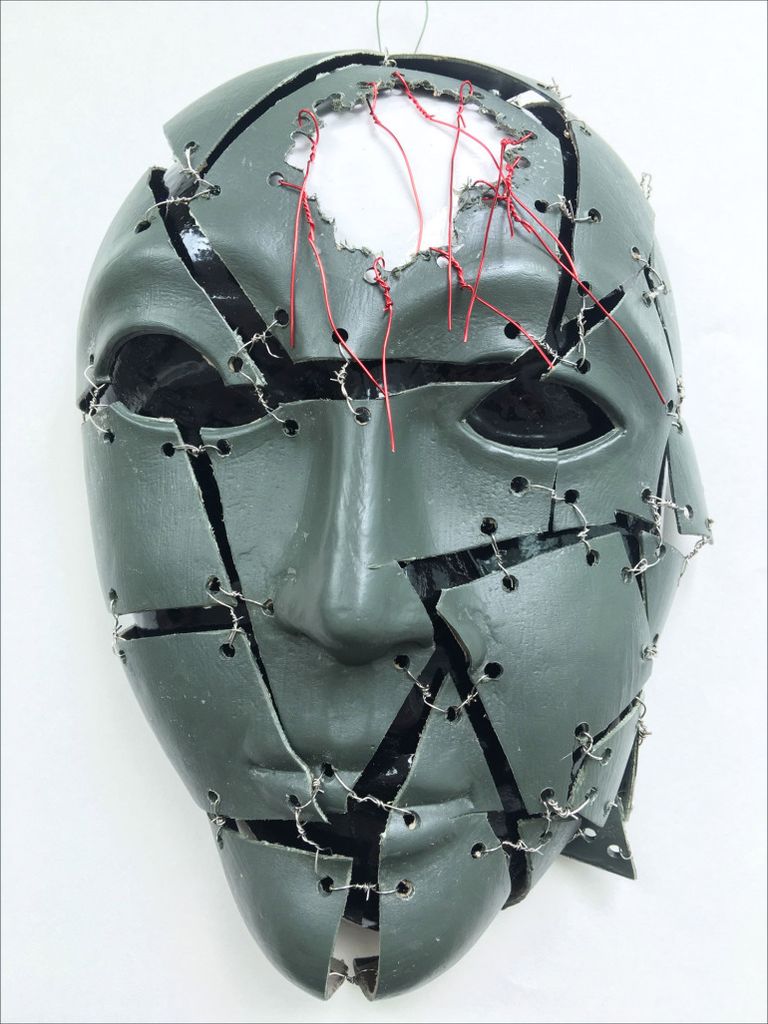 عدد من الأقنعة التي صممها ضحايا الحروب