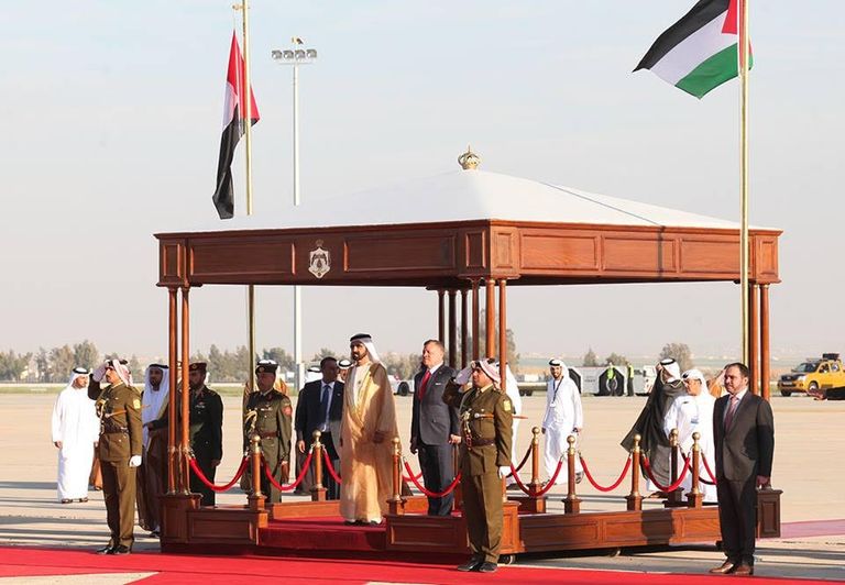 الشيخ محمد بن راشد والعاهل الأردني في مطار عمان