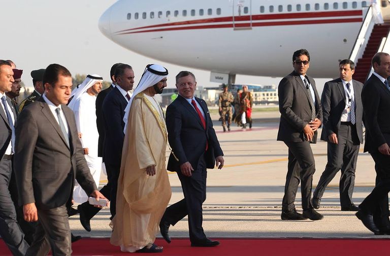 الشيخ محمد بن راشد والعاهل الأردني في مطار عمان