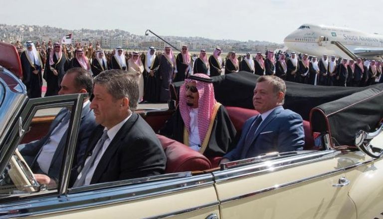 العاهل الأردني والملك سلمان يستقلان السيارة التاريخية 