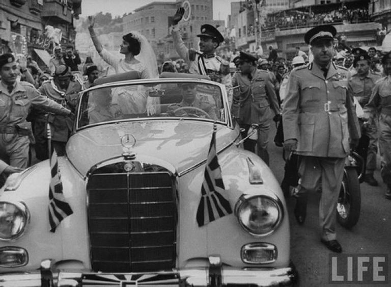 العاهل الأردني والملك سلمان يستقلان السيارة التاريخية 