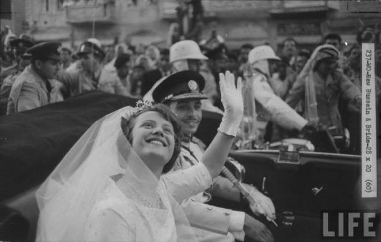 العاهل الأردني والملك سلمان يستقلان السيارة التاريخية 