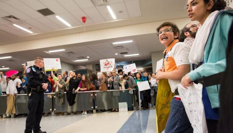 مظاهرات في مطار دالاس بولاية تكساس الأمريكية بعد قرار حظر ترامب