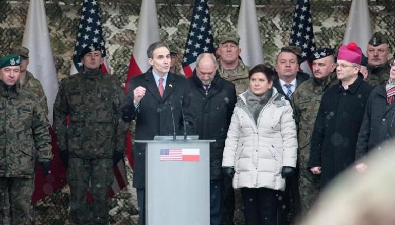رئيسة وزراء بولندا مع قوات أمريكية وصلت بلادها يناير الماضي 