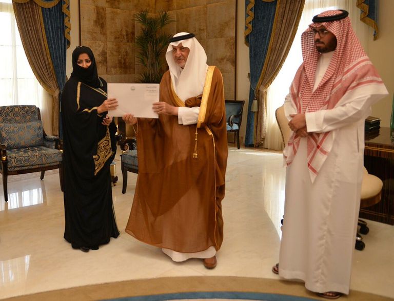 أمير مكة يكرم الشرطي المعتدى عليه بجدة ومصورة الفيديو