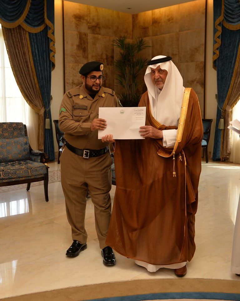 أمير مكة يكرم الشرطي المعتدى عليه بجدة ومصورة الفيديو