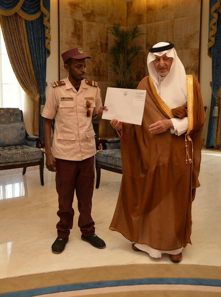 أمير مكة يكرم الشرطي المعتدى عليه بجدة ومصورة الفيديو