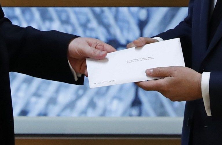 تسليم السفير البريطاني خطاب الانفصال لتوسك (الفرنسية)