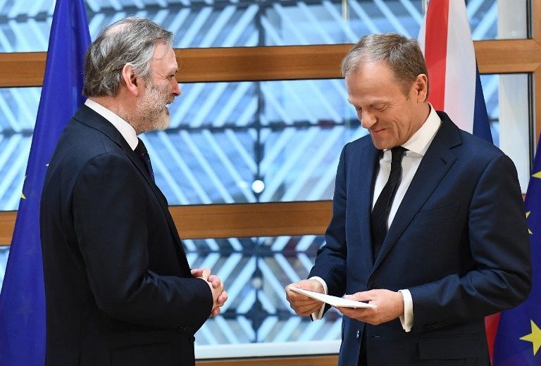 تسليم السفير البريطاني خطاب الانفصال لتوسك (الفرنسية)