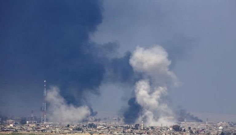 دخان يتصاعد بالبلدة القديمة في الموصل خلال المعارك (رويترز)