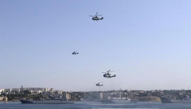 طائرات هليكوبتر روسية مع سفن حربية في شبه جزيرة القرم