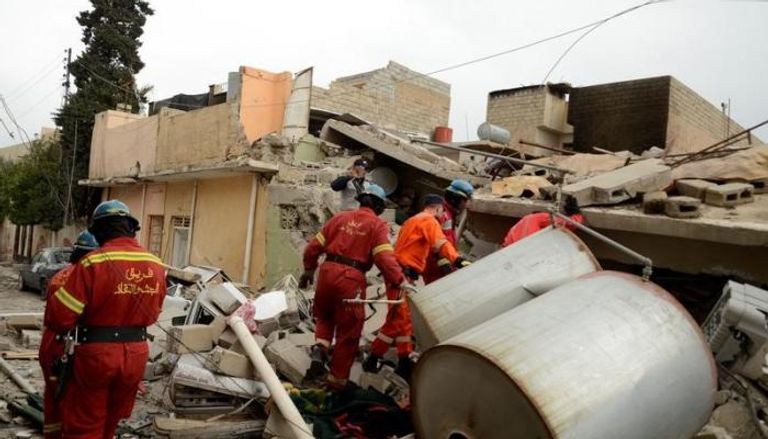رجال إطفاء يبحثون عن مدنيين بعد ضربة الموصل 