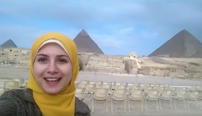 بسنت أثناء روايتها لقصة حب سِنِت وسِنِب