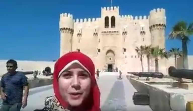 بسنت أثناء روايتها لقصة حب سِنِت وسِنِب