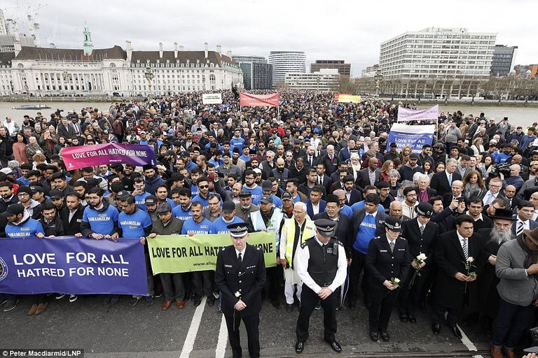 وقفة لطالبات مسلمات على جسر وستمنستر