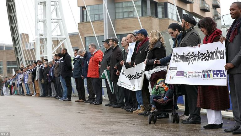وقفة لطالبات مسلمات على جسر وستمنستر