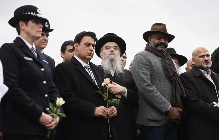 وقفة لطالبات مسلمات على جسر وستمنستر