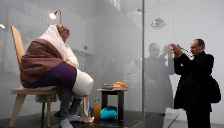 الفنان الفرنسي يلتقط صورة راقدا على البيض - رويترز