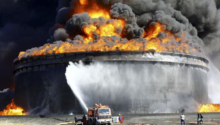 حريق في خزان للنفط داخل الهلال النفطي الليبي