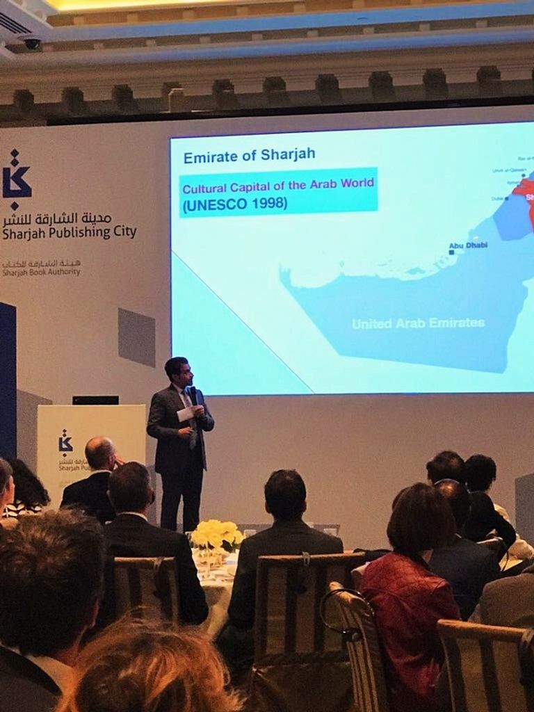 أثناء الجلسة التعريفية بمشروع "مدينة الشارقة للنشر" شعار هيئة الشارقة للكتاب