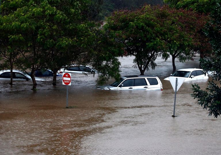 إعصار ديبي يضرب أستراليا بالفيضان - رويترز