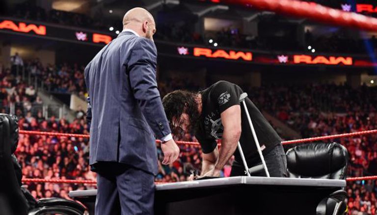 تربل إتش يتحدث إلى سيث رولينز