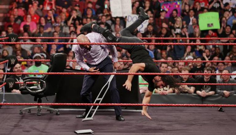 تربل إتش يتحدث إلى سيث رولينز