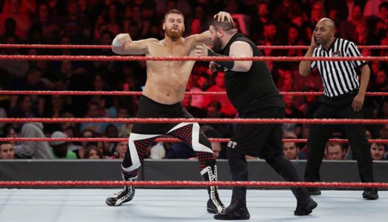 زين يثبت أكتاف أوينز