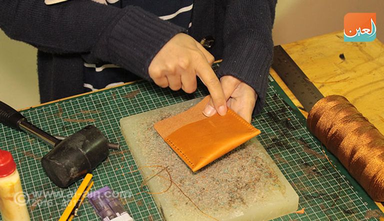 فاطم.. صناعة الجلود باليد لا بالماكينة