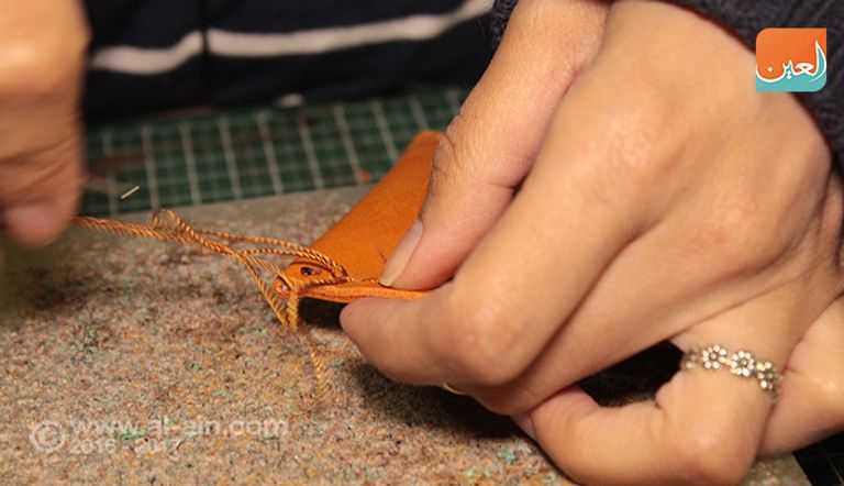 فاطم.. صناعة الجلود باليد لا بالماكينة