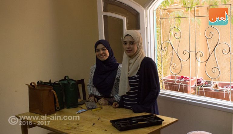 فاطم.. صناعة الجلود باليد لا بالماكينة