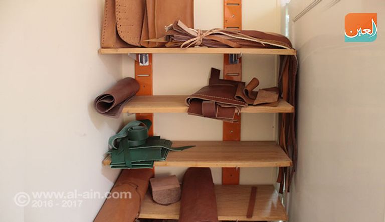 فاطم.. صناعة الجلود باليد لا بالماكينة