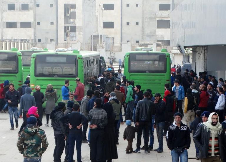 الحافلات الخاصة بنقل الدفعة الثالثة عناصر من المعارضة المسلحة وعوائلهم يغادرون حمص (رويترز)