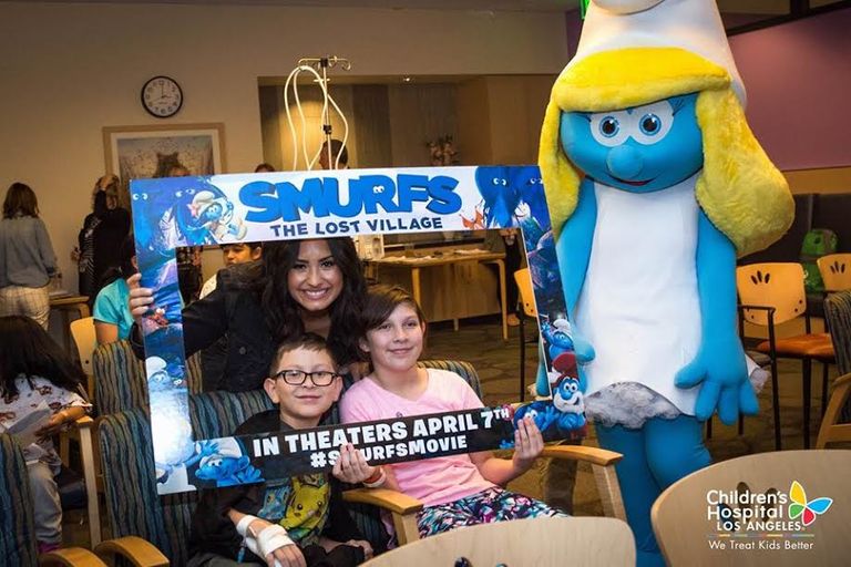 ديمي لوفاتو في مستشفى أطفال لوس أنجلوس