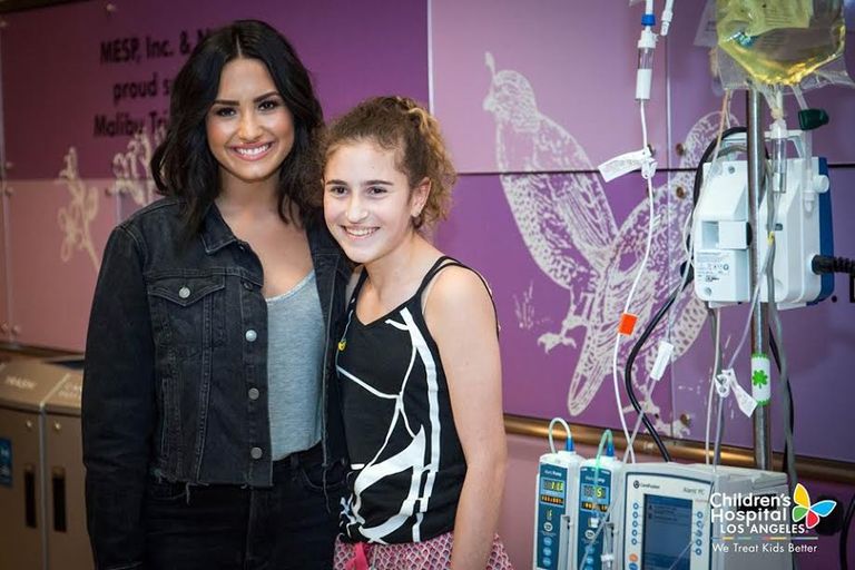 ديمي لوفاتو في مستشفى أطفال لوس أنجلوس