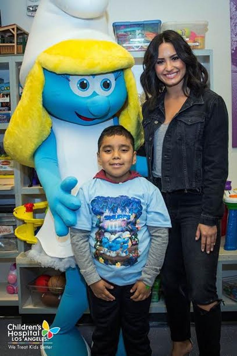 ديمي لوفاتو في مستشفى أطفال لوس أنجلوس