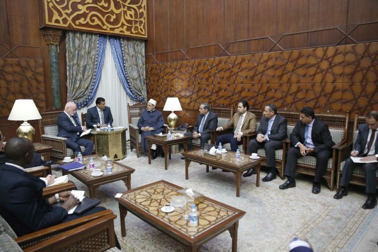 لقاء شيخ الأزهر ببيتر تومسون