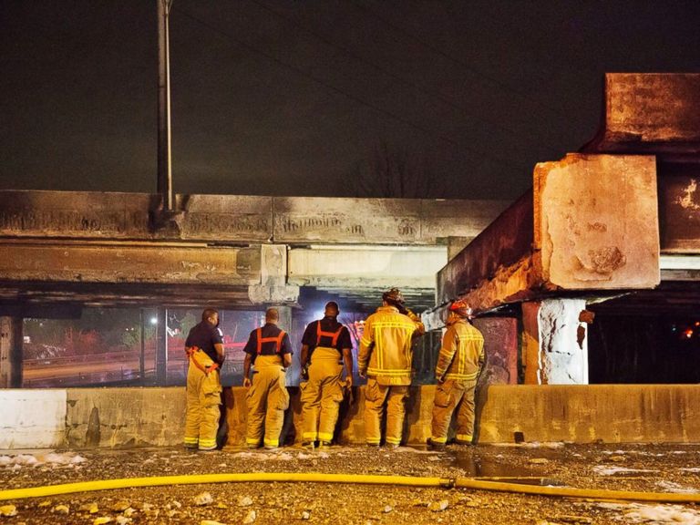 المطافئ تتعامل مع الحريق تحت جسر أتلانتا