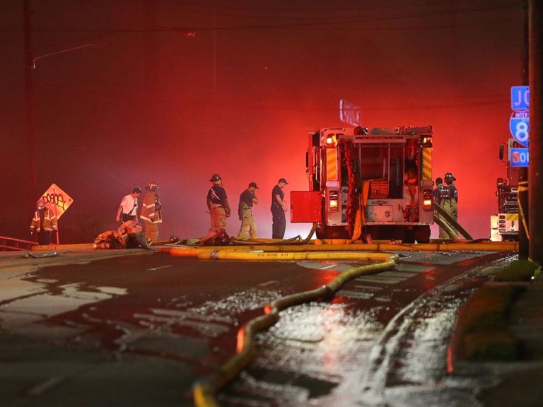 المطافئ تتعامل مع الحريق تحت جسر أتلانتا