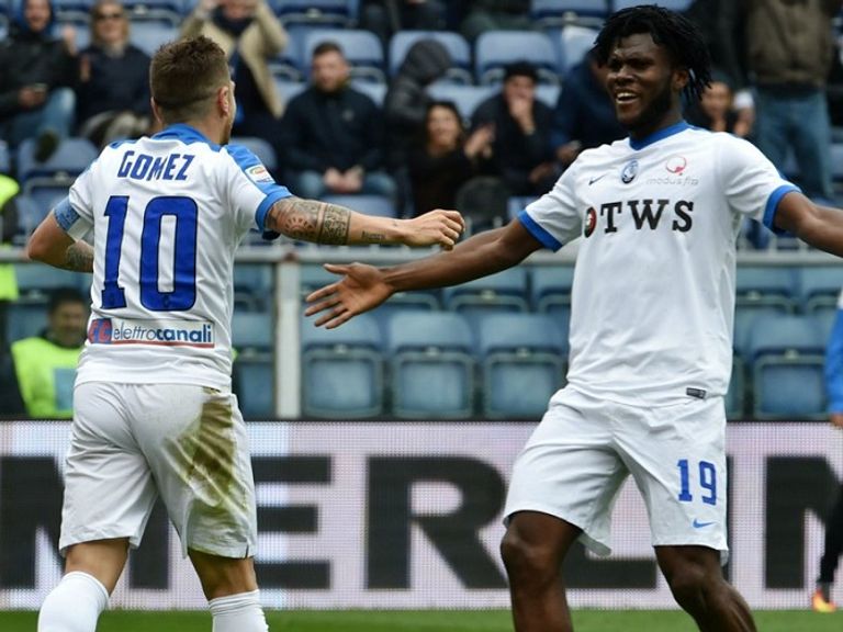 لاعبو أتالانتا يحتفلون بأحد الأهداف دوناروما يتحسر على خطئه