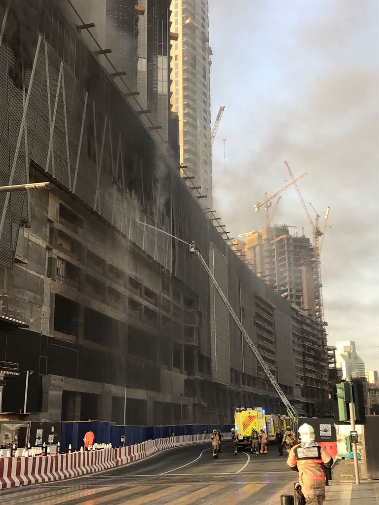 السيطرة على حريق في موقع قيد الإنشاء بدبي