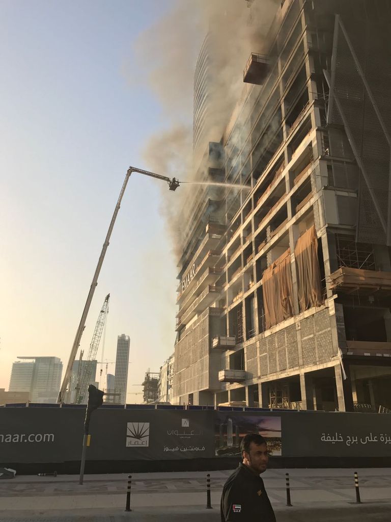 السيطرة على حريق في موقع قيد الإنشاء بدبي