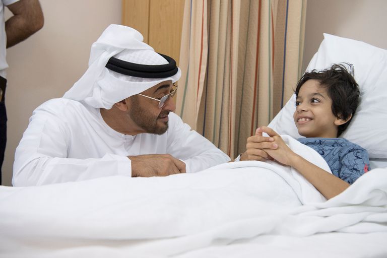 محمد بن زايد يزور مصابي حادث اعتداء الطعن في الفجيرة