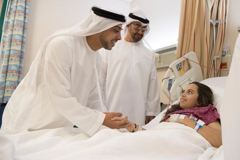 محمد بن زايد يزور مصابي حادث اعتداء الطعن في الفجيرة