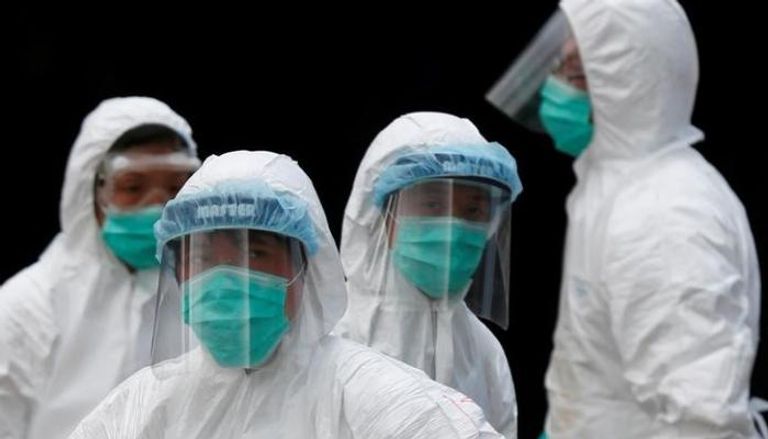 عاملون في قطاع الصحة يرتدون ملابس واقعية من انفلونزا الطيور 