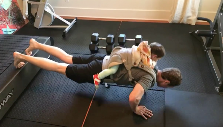 مؤسس فيسبوك يقوم بعمل التمارين مع إبنته