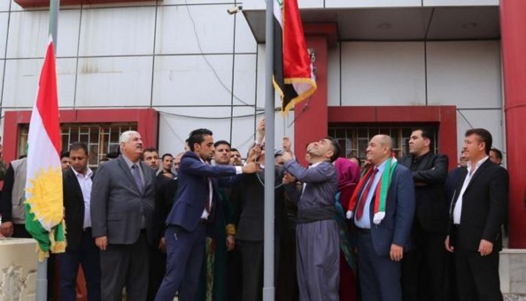 علم كردستان بجانب علم العراق في كركوك أثار مخاوف الانفصال (الفرنسية)