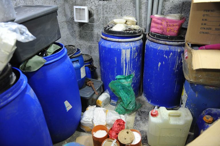 أحد المحققين البحرينيين يقوم باكتشاف الأدلة (الفرنسية)