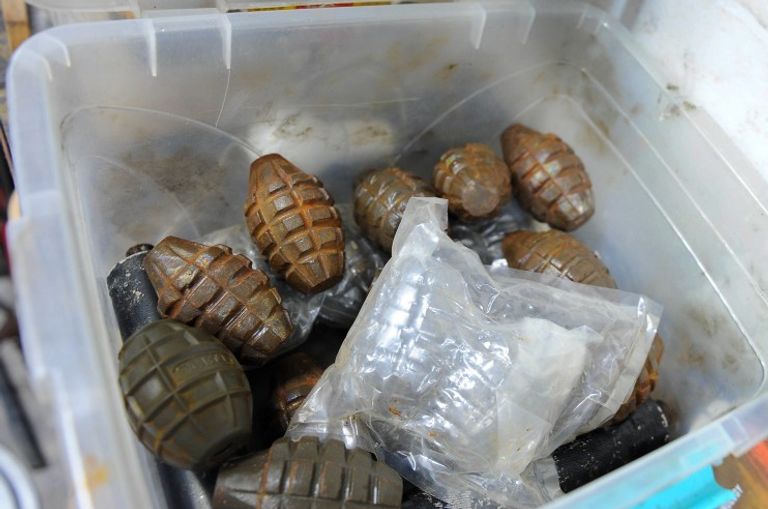 أحد المحققين البحرينيين يقوم باكتشاف الأدلة (الفرنسية)