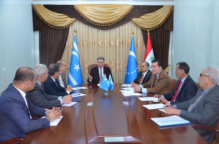 العلم الكردي مرفوع بجانب العلم العراقي في كركوك (الفرنسية)